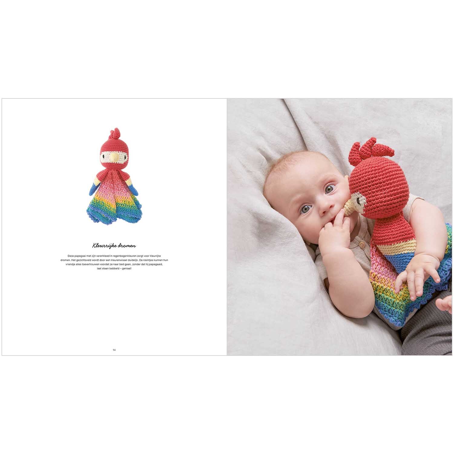 Ricorumi Baby Blankies niederländisch: Ein Baby kuschelt mit einem bunten, gehäkelten Spielzeug von Rico Design auf einer weichen Decke.