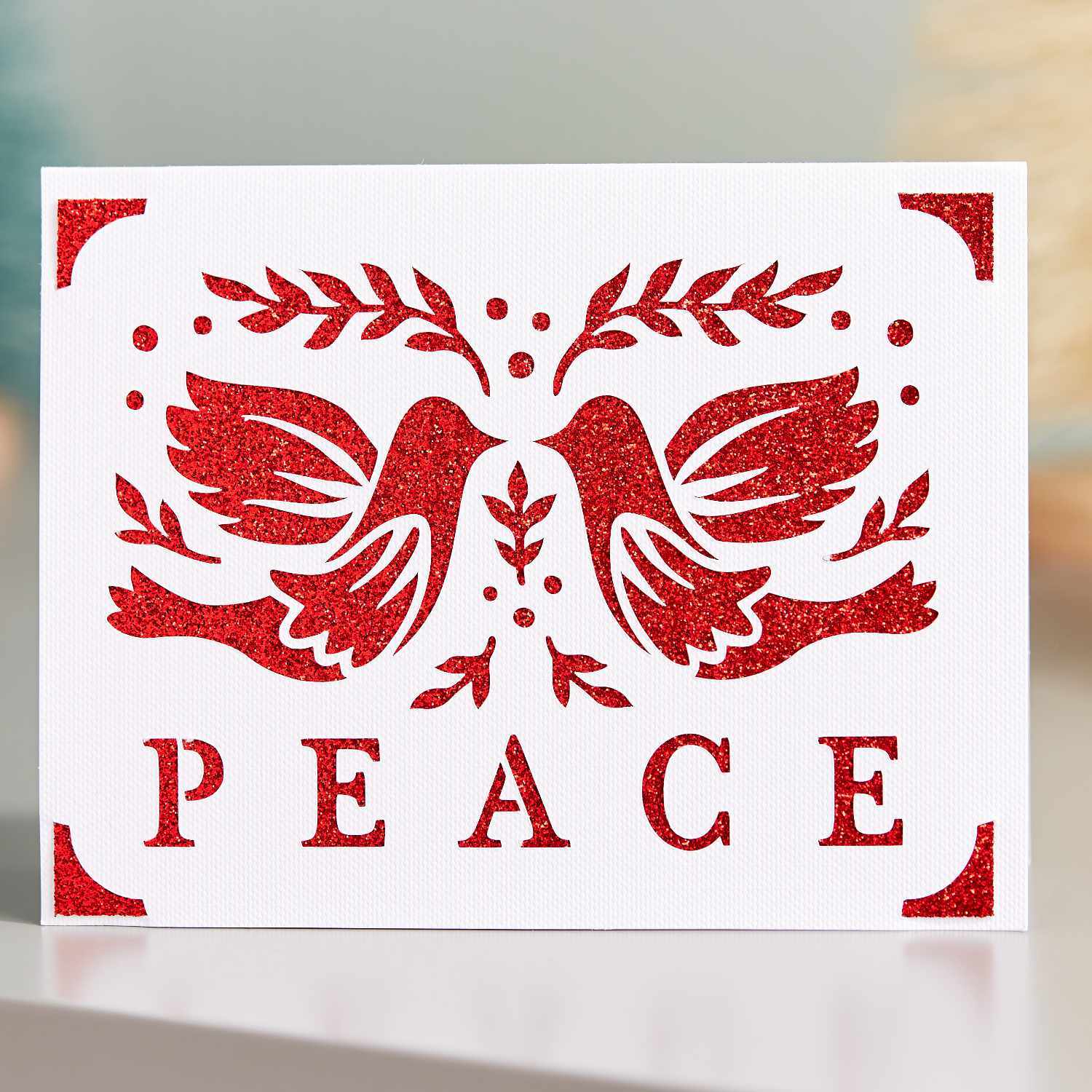 Joy Insert Card Kartenset mit rotem Glitz & Glam Design, zeigt zwei Tauben und das Wort "Peace". Ideal für festliche Anlässe.