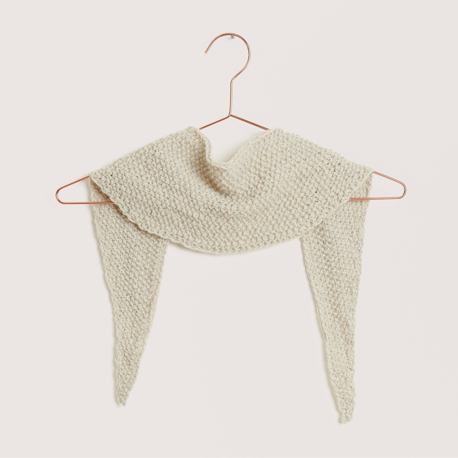 Luxury Natural Silk Blend: Dreieckstuch in Naturfarbe, gestrickt aus hochwertigem Garn, präsentiert auf einem Kleiderbügel.
