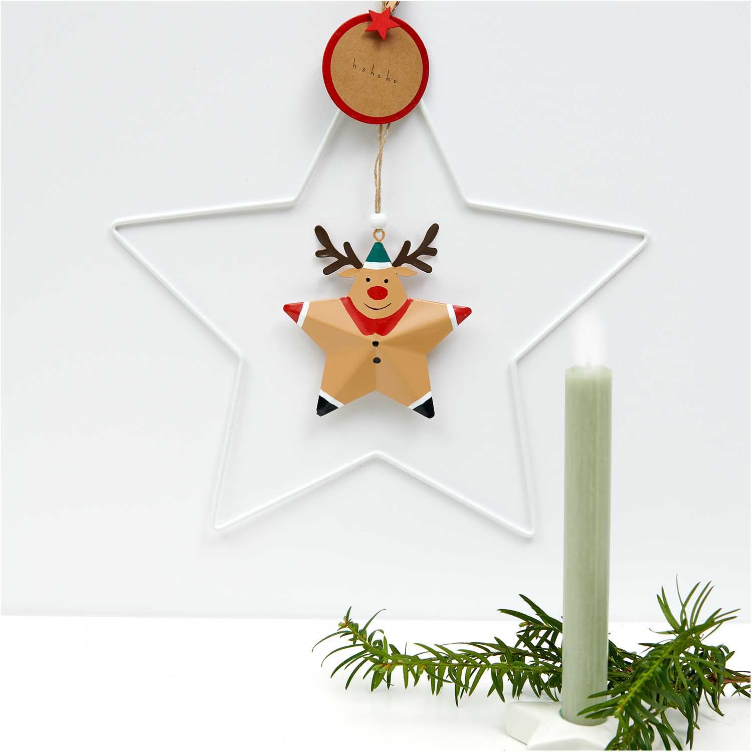 Metallhänger Rentier sternförmig natur 10,5x10,5cm zeigt ein fröhliches Rentier in einem weißen Sternrahmen. Ideal für weihnachtliche Dekorationen.