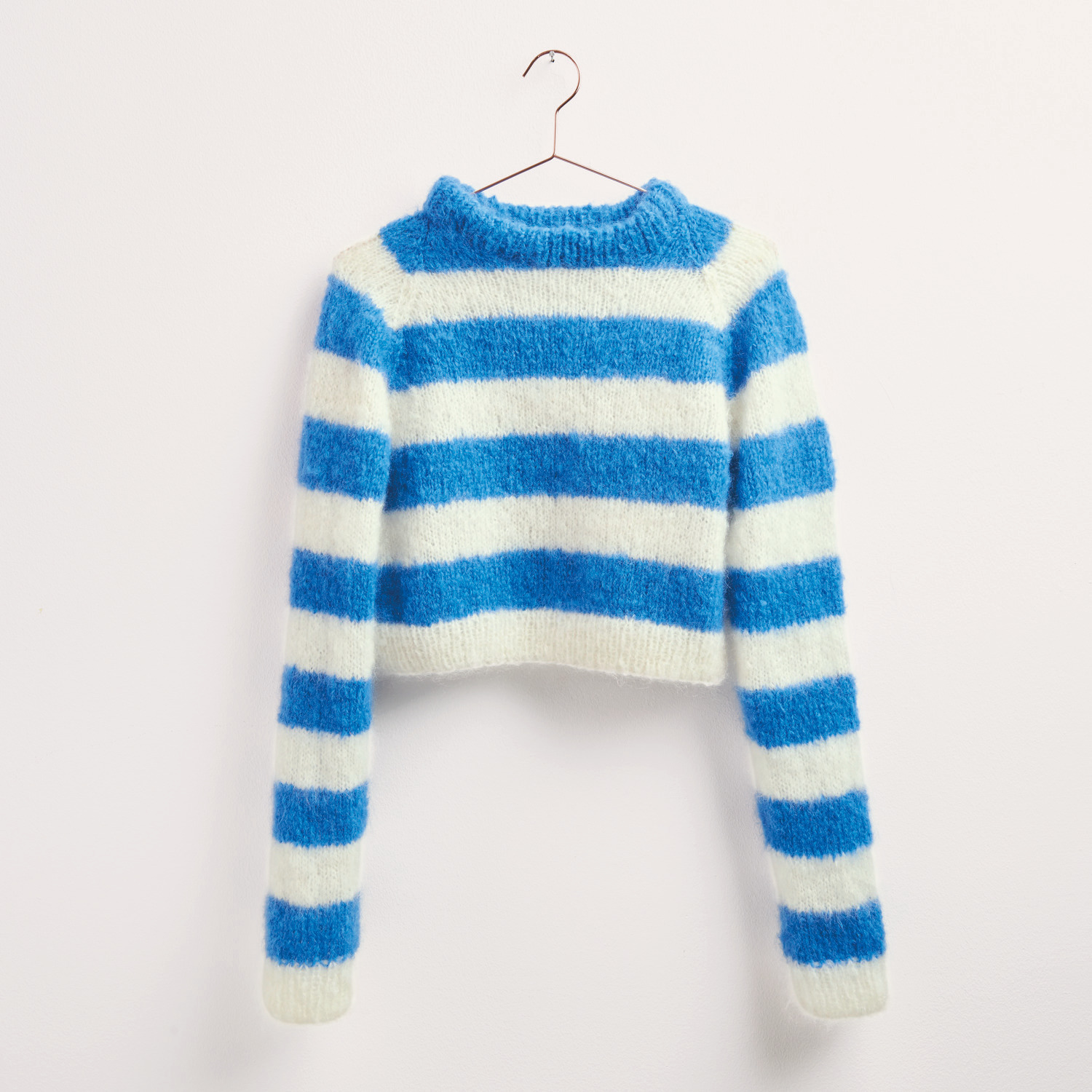 Strickset Pullover Modell 20: Flauschiger Pullover mit creme-azur Streifen, Rico Design.