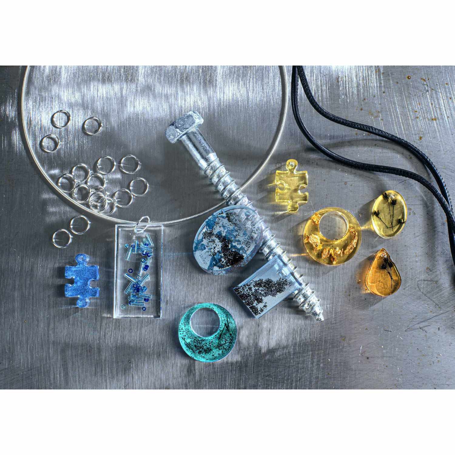 Silikonform Schmuck-Anhänger 15,5x11,5cm von Glorex, zeigt bunte Formen und Metallringe auf grauem Hintergrund. Ideal für kreative Schmuckprojekte.