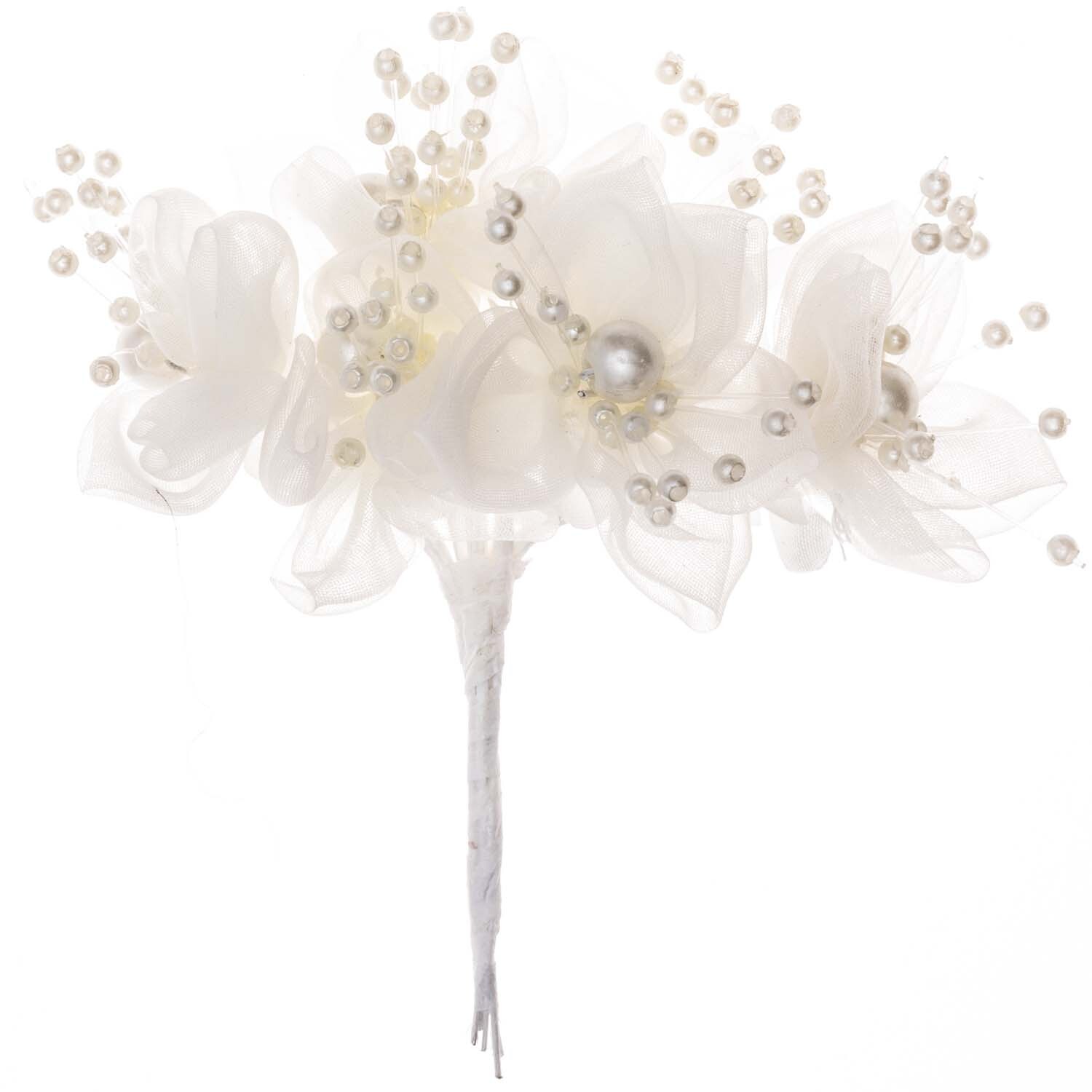 Blüten mit Perlen Organza creme 6 Stück: Elegante cremefarbene Organza-Blüten mit Perlen, ideal für kreative Dekorationen.