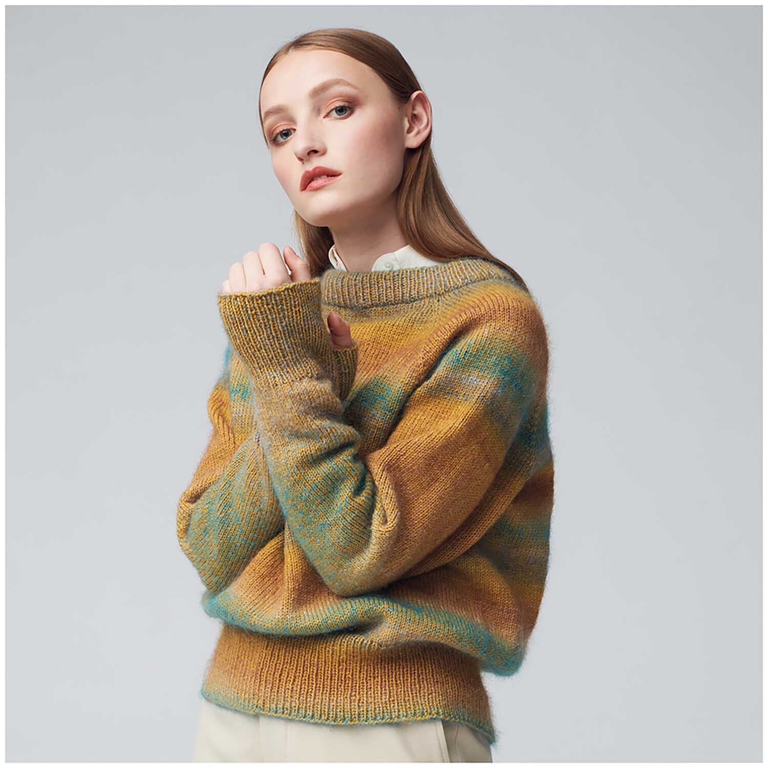 Essentials Super Kid Mohair Loves Silk Print Pullover in warmen Tönen von Rico Design, getragen von einer Frau. Ideal für den Sommer.