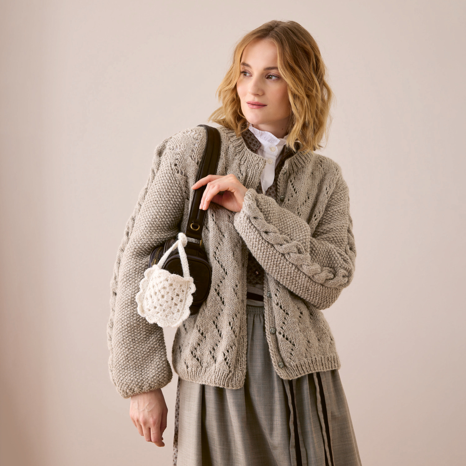 Strickset Jacke Modell 01c aus Trachtenbuch I mog di, beige, mit Häkelset Tasche klein Modell 03.