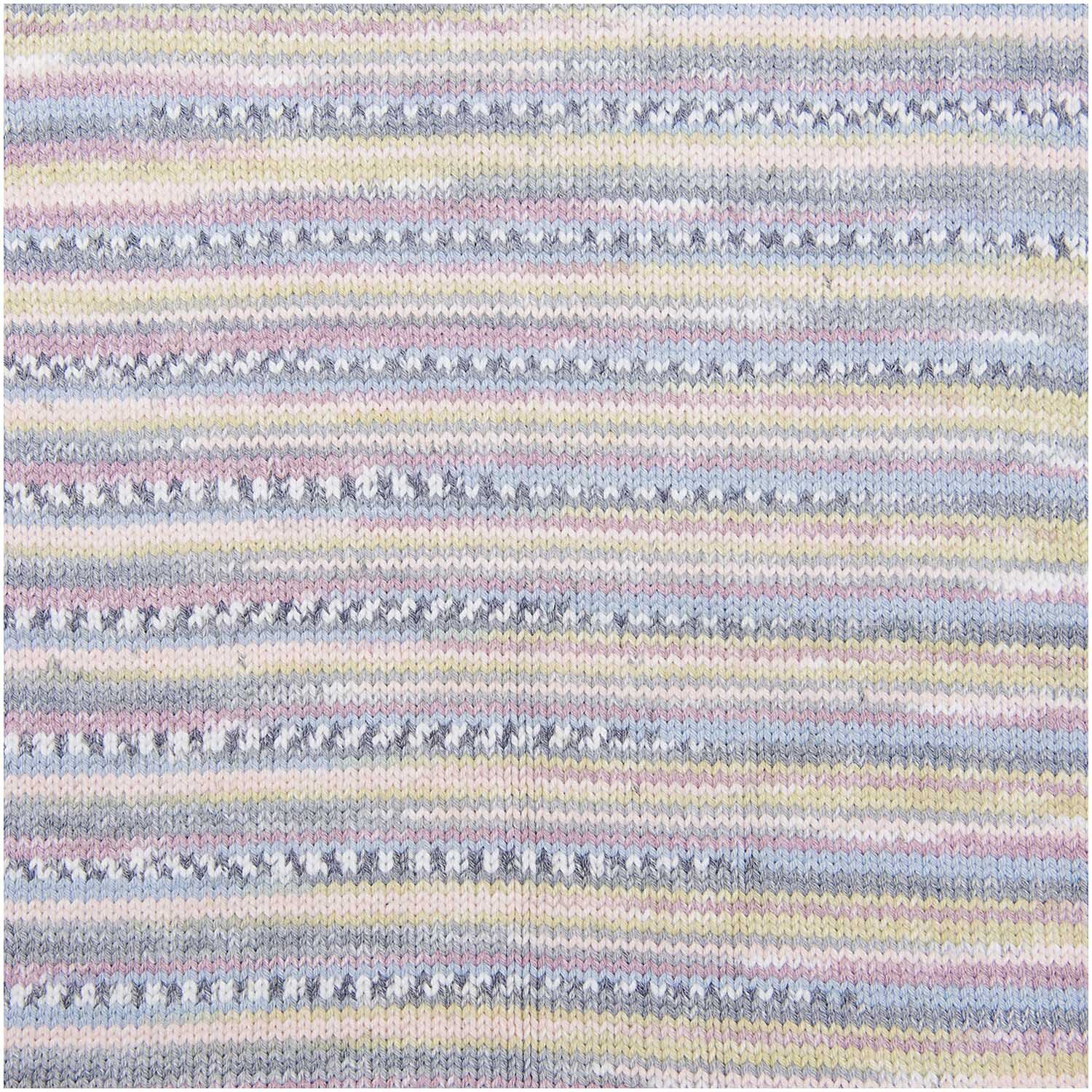 Rico Baby Dream dk A Luxury Touch: Weiches Strickmuster in Beere-Blau mit zarten Streifen und Texturen. Ideal für kreative Strickprojekte.