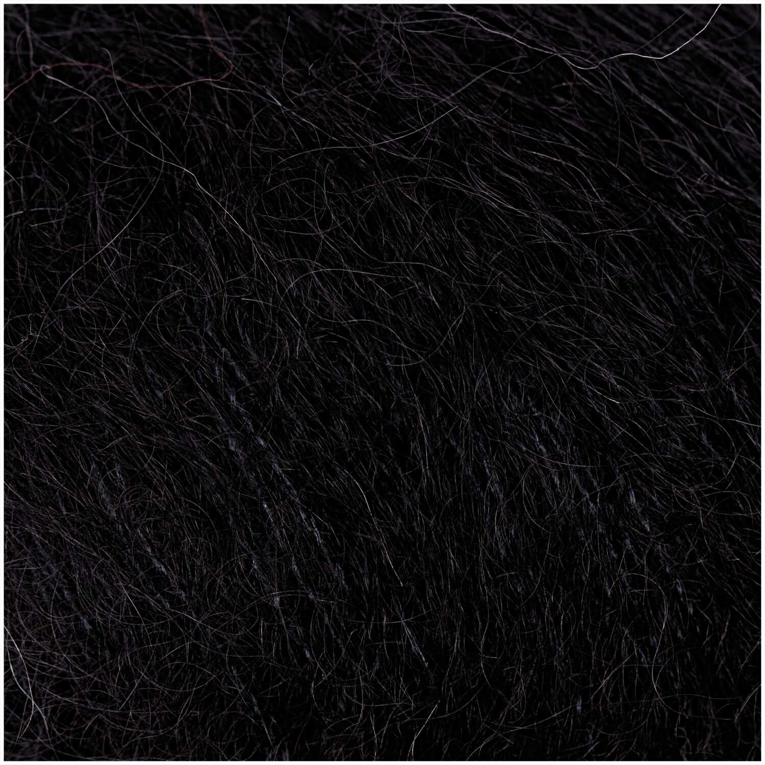 Essentials Super Kid Mohair Loves Silk von Rico Design in Schwarz, 25g Knäuel mit 200m Länge, zeigt feine, weiche Fasern für luxuriöse Strickprojekte.