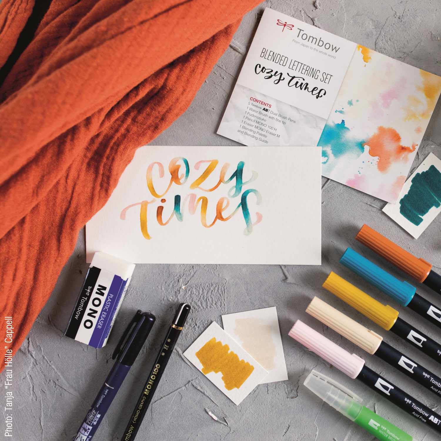 Tombow Blended Lettering Set Cozy Times mit farbigen Stiften und Schriftzug auf grauem Hintergrund.