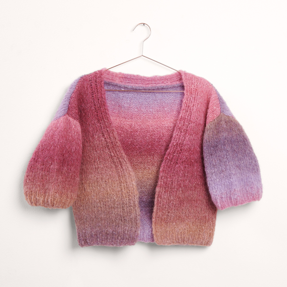 Kimonojacke auf grauem Hintergrund – zum Strickset