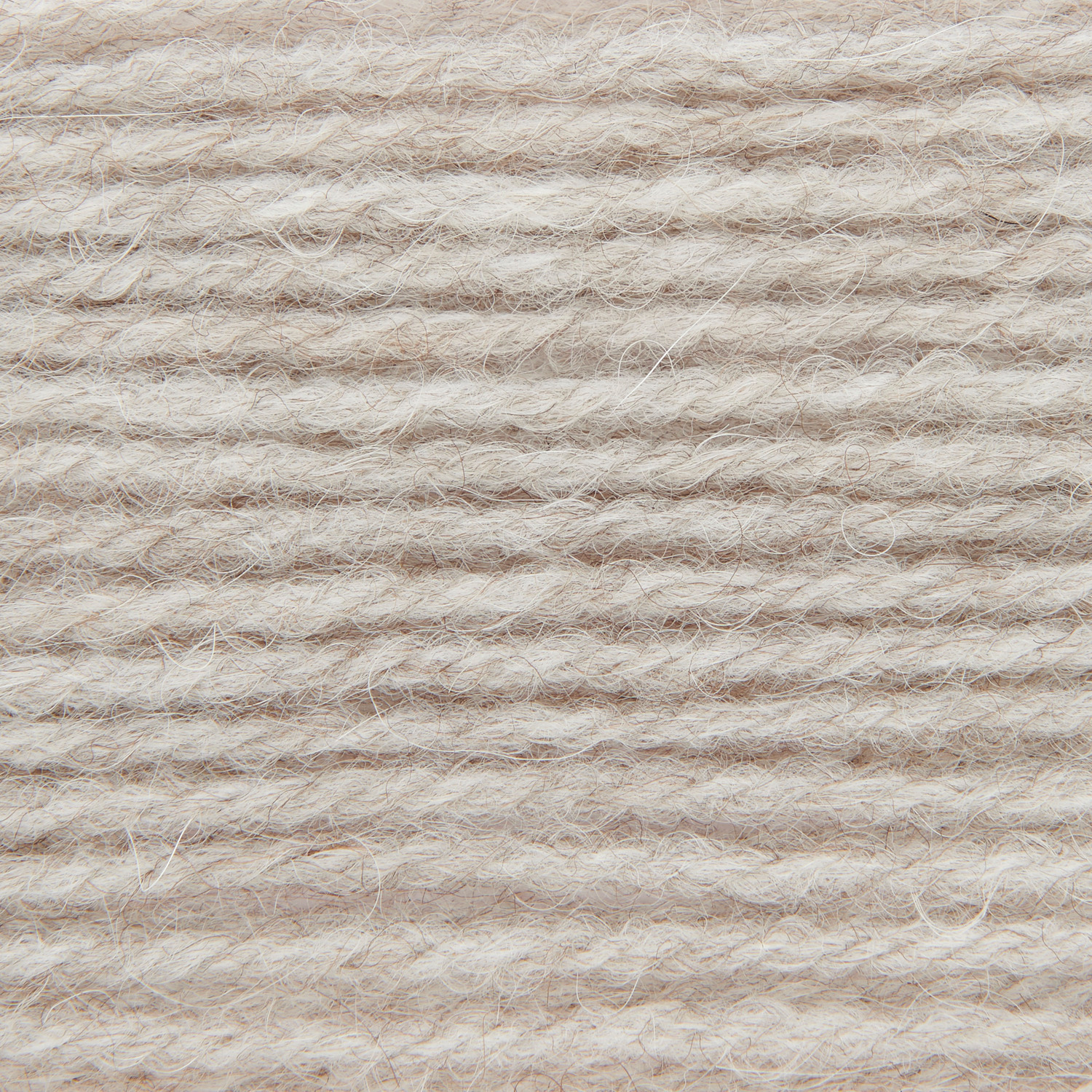 Soft Alpaca, Rico Design: Nahaufnahme von beiger Wolle, 50g 125m, ideal für Strickprojekte.