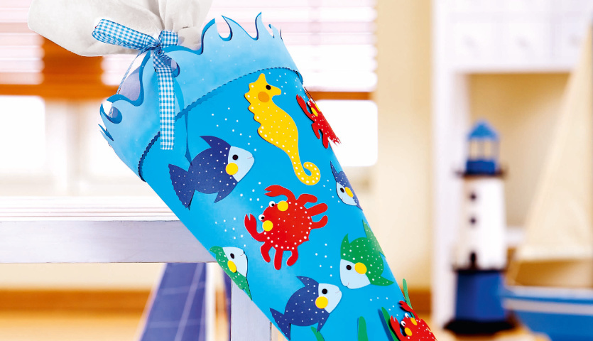Bastelanleitung Unterwasserwelt-Schultüte: Bunte Schultüte mit Meeresmotiven in Blau und Rot.