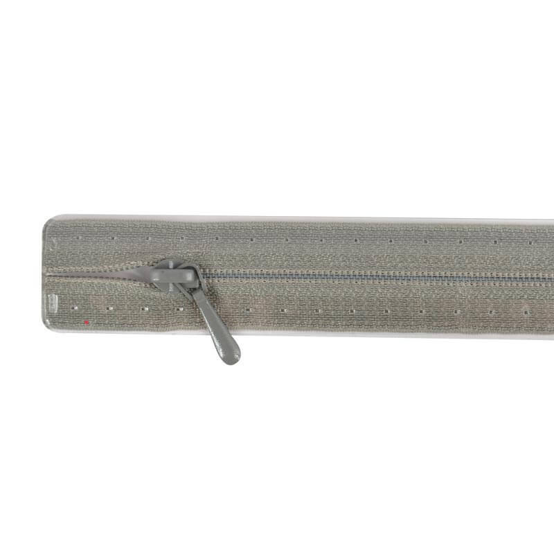 Reißverschluss S2 mittelgrau 30cm von Prym, zeigt einen robusten, mittelgrauen Verschluss mit feinen Details. Ideal für Nähprojekte.