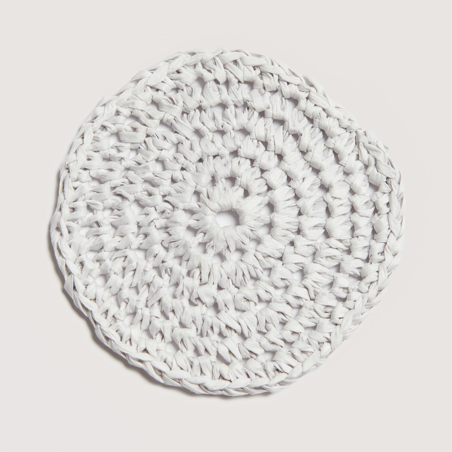 Häkelset Untersetzer Modell 14 aus Home Special zeigt einen runden, naturfarbenen Untersetzer aus Creative Paper von Rico Design.