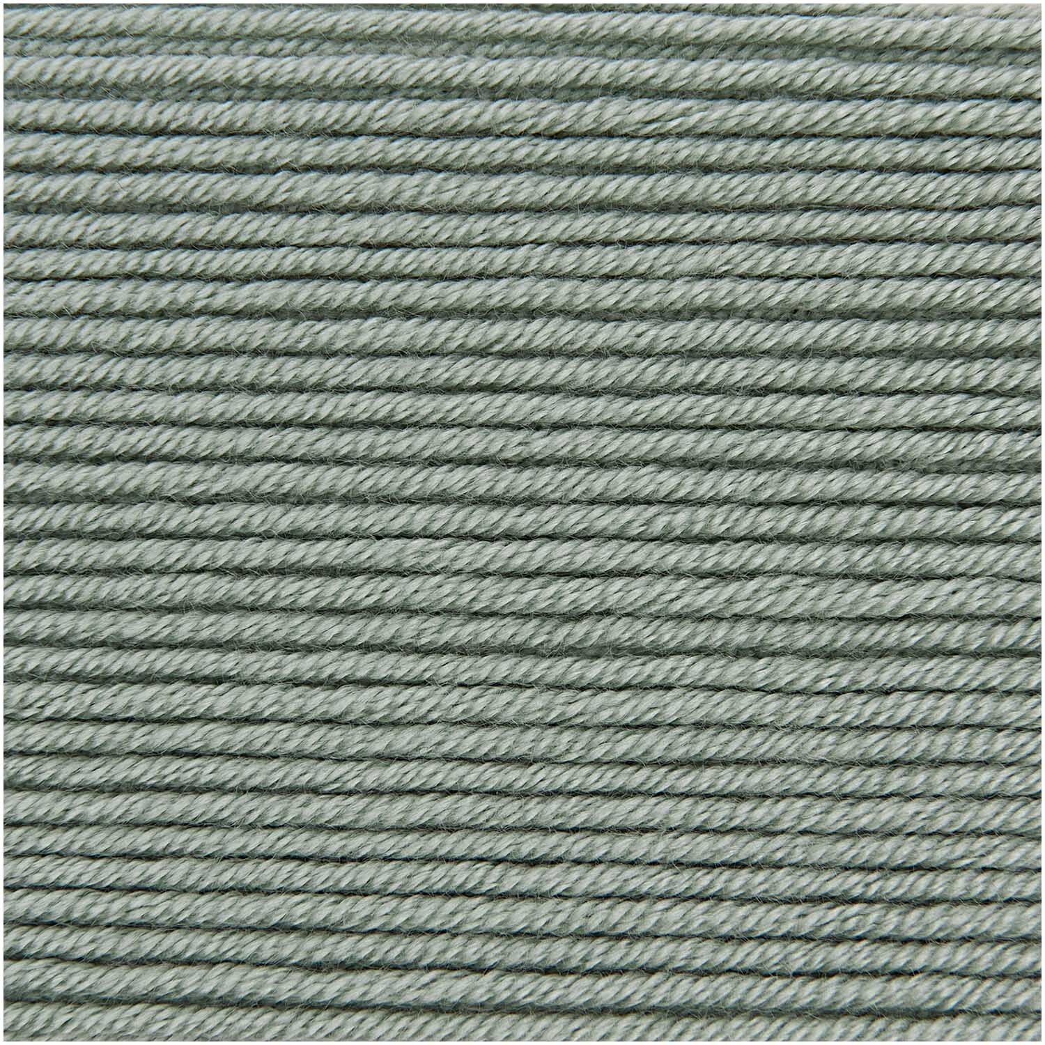 Creative Silky Touch dk von Rico Design in Aqua zeigt weiches, glattes Garn, ideal für Strickprojekte.