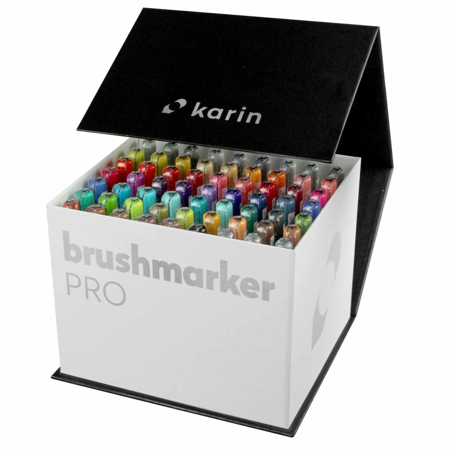 Brushmarker PRO Mega Box mit 60 Farben und 3 Blendern von Karin, präsentiert in einer offenen Box.