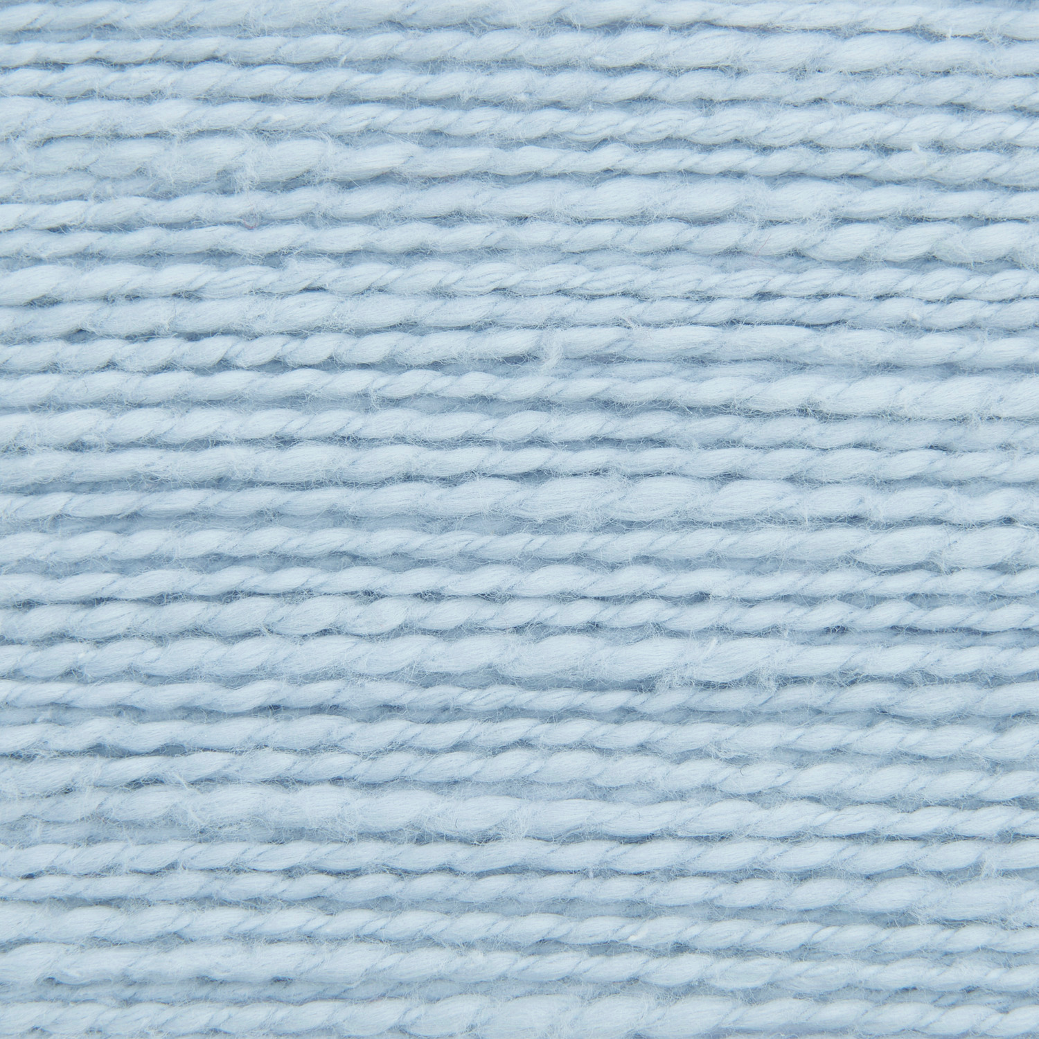Essentials Super Cotton dk: Nahaufnahme von hellblauem Garn, ideal für Strickprojekte. 50g, 100m, von Rico Design.