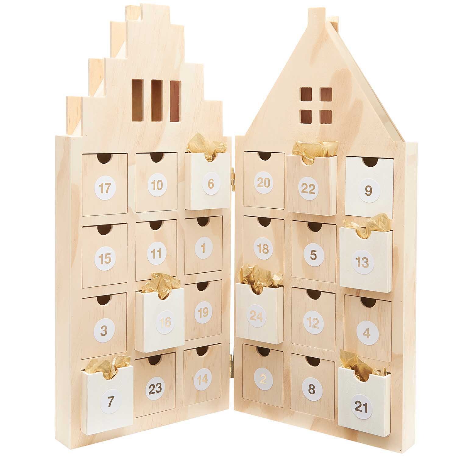 Adventskalender Haus aus Holz mit 24 nummerierten Schubladen, ideal für festliche Dekoration.