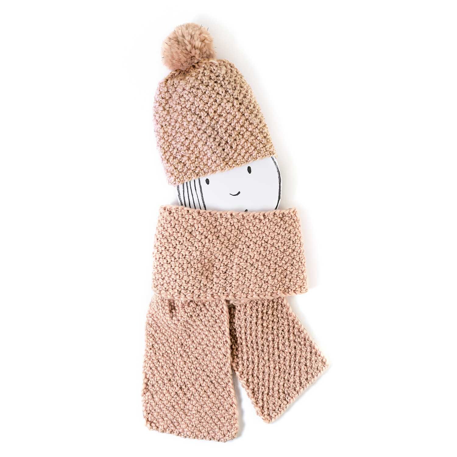 Strickanleitung Mütze und Schal aus Creative Glühwürmchen: Set in Beige mit Bommel, ideal für kalte Tage.