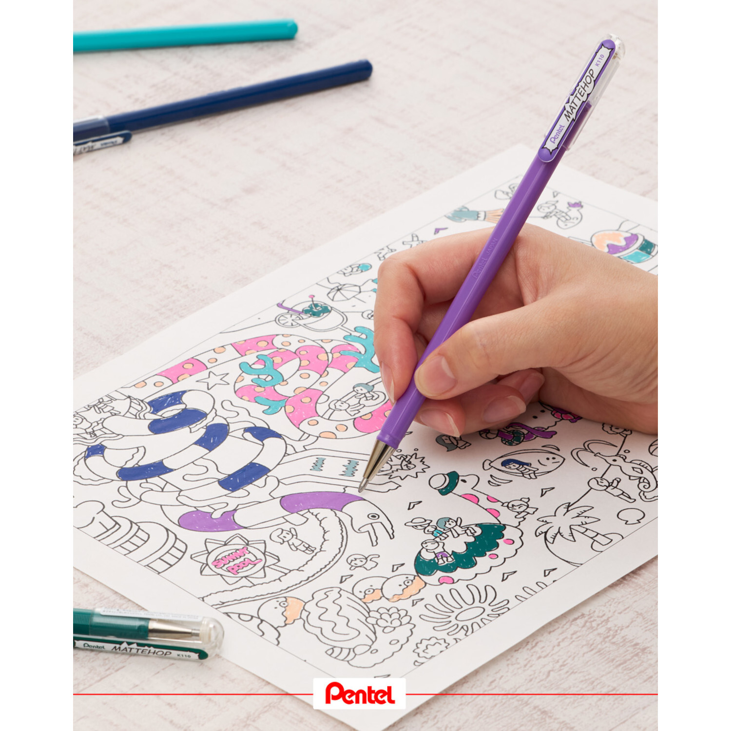 Gelstift Mattehop in Lila von Pentel beim Ausmalen eines detaillierten Bildes auf Papier.