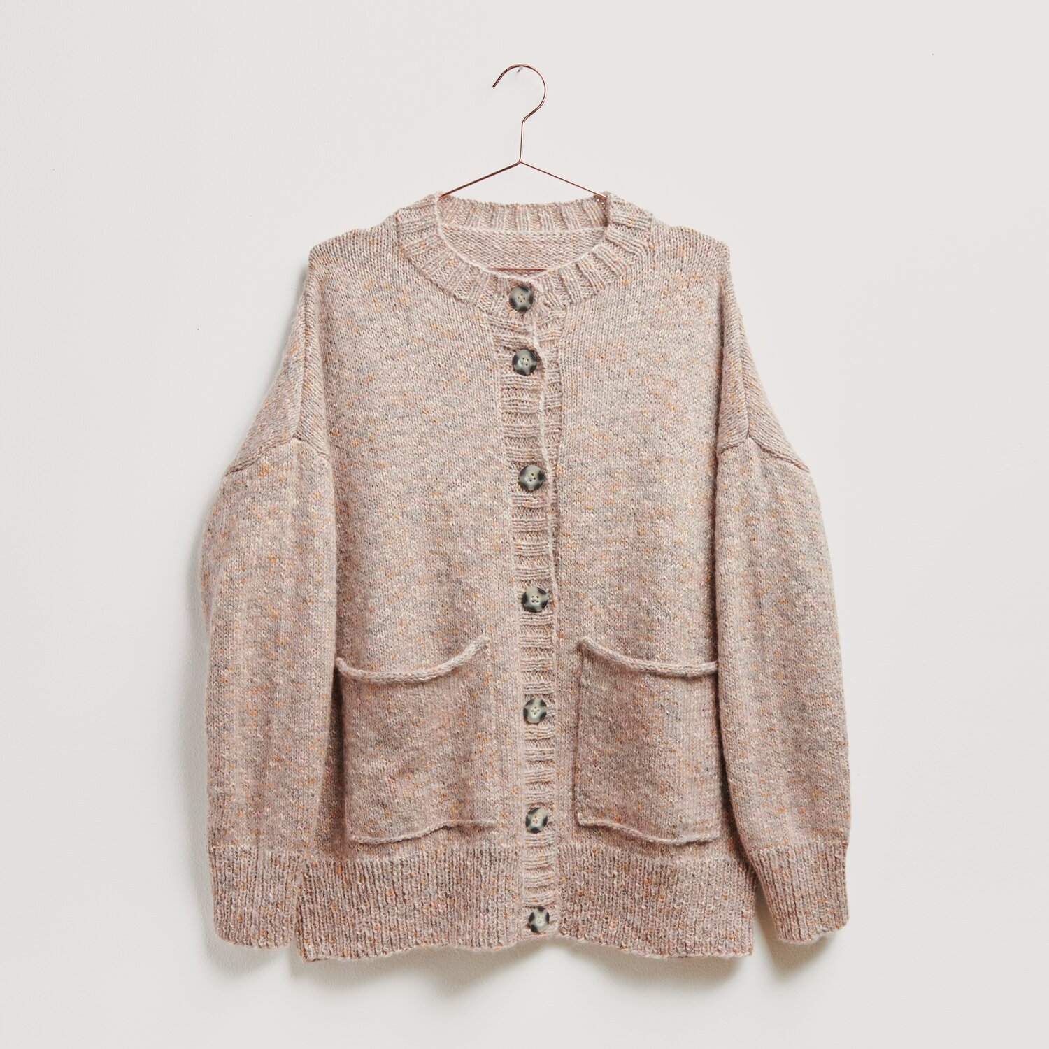 Strickset Jacke Modell 31: Beige Strickjacke mit Knöpfen und Taschen, aus weicher Baumwolle.