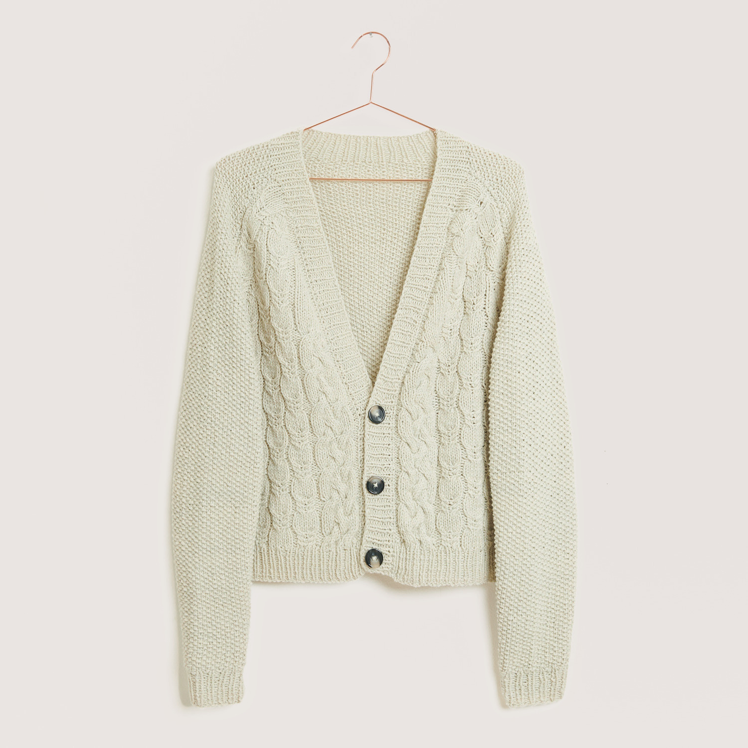 Luxury Natural Silk Blend Strickjacke in Naturfarbe mit Zopfmuster und Knöpfen, ideal für stilvolle, gemütliche Outfits.