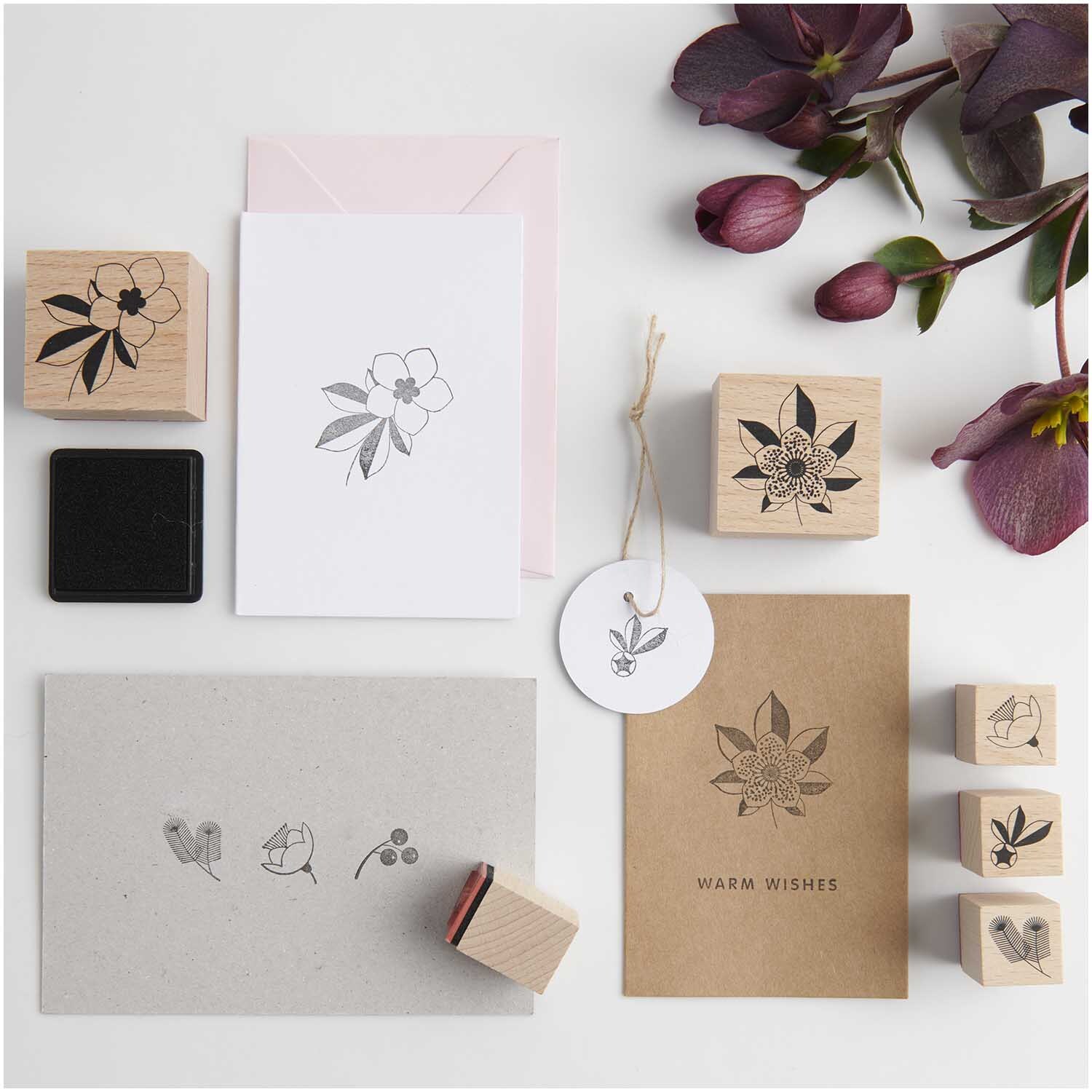 Paper Poetry Stempelset Helleborus: 7-teiliges Set von Rico Design mit floralen Motiven und Stempelkissen. Ideal für kreative Grußkarten.