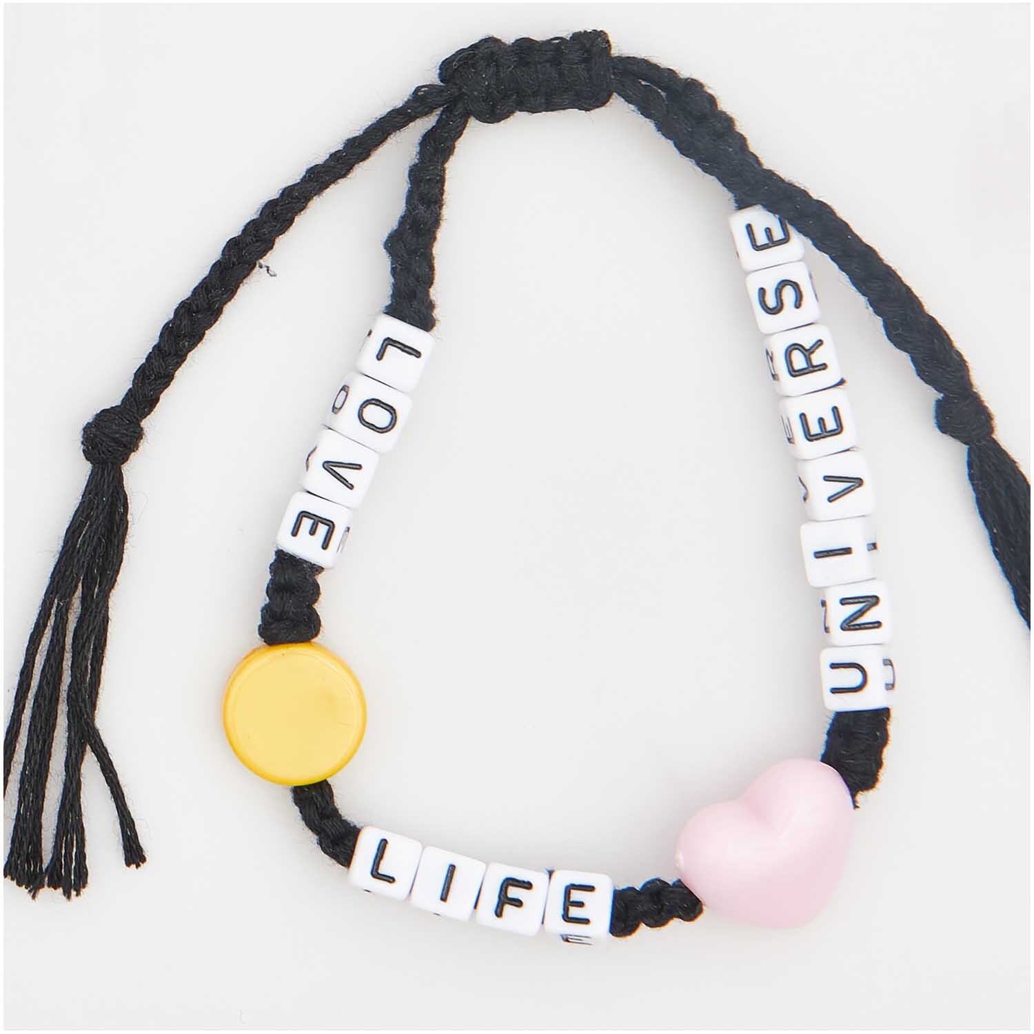 Itoshii Buchstaben Mix Würfel 6x6x6mm 99 Stück: Armband mit weißen Buchstabenperlen und Symbolen auf schwarzem Band.