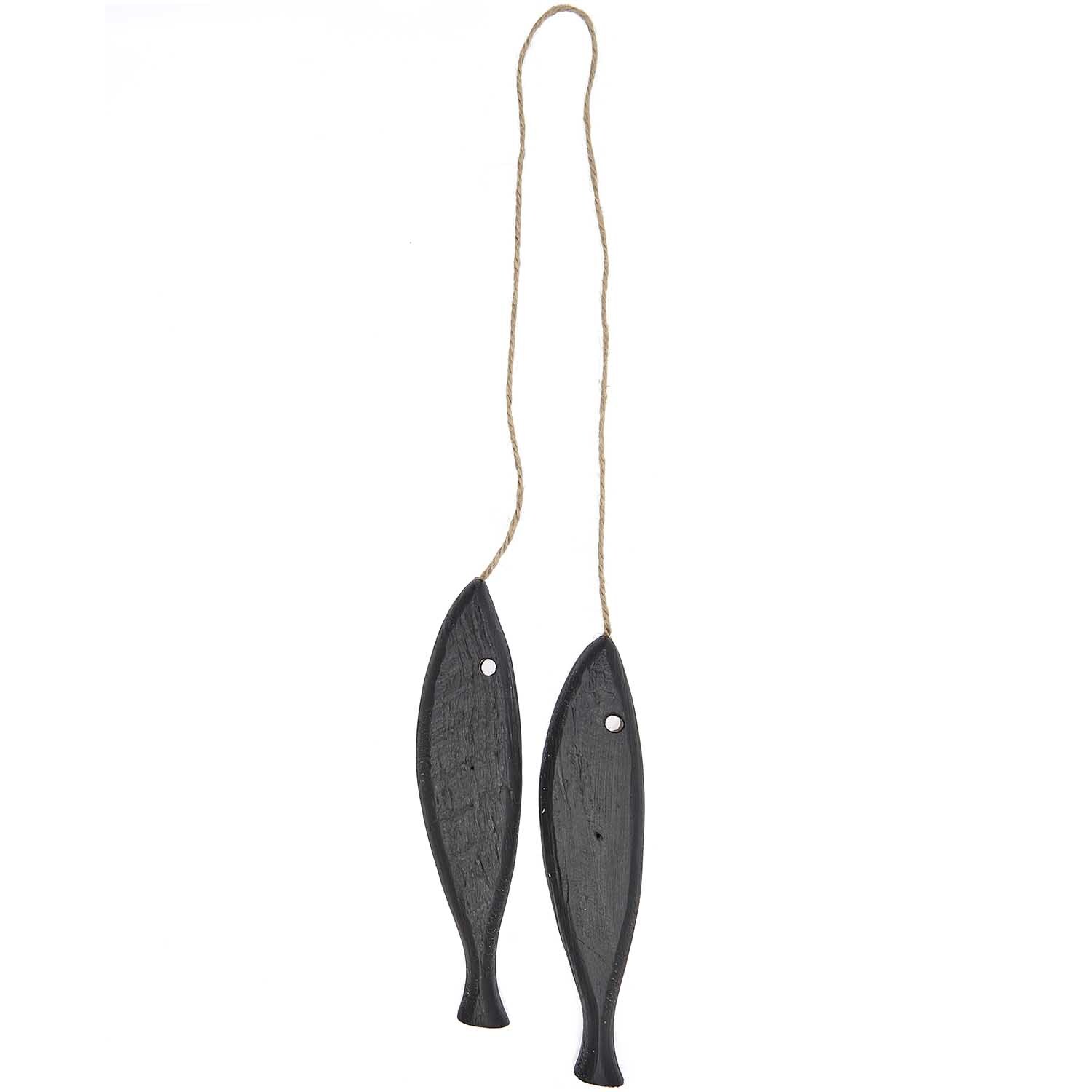 Holzhänger Fische: Zwei schwarze Fischanhänger von Rico Design, verbunden mit einer Schnur.