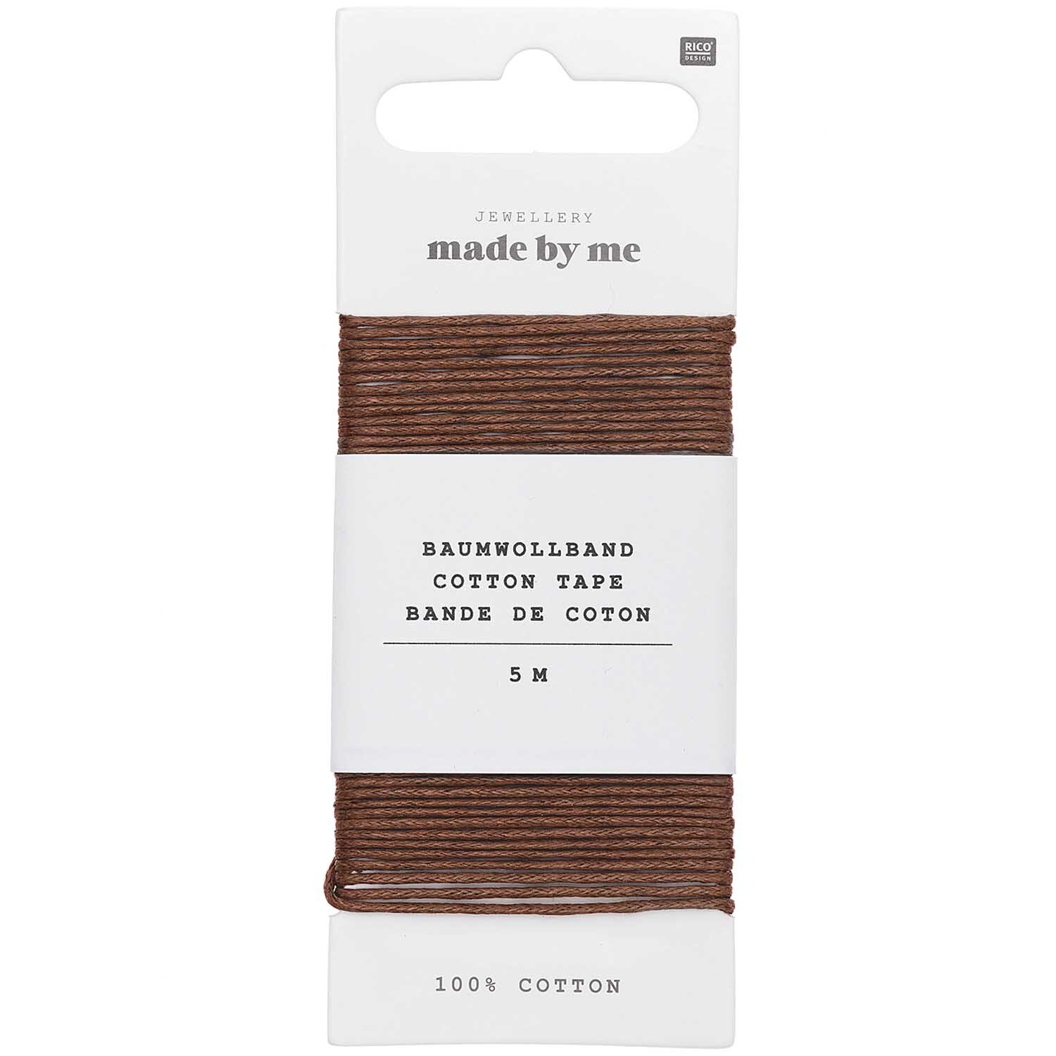Baumwollband 1mm 5m von Rico Design in Taupe, auf einer weißen Verpackung mit klarer Beschriftung. Ideal für Schmuckherstellung.