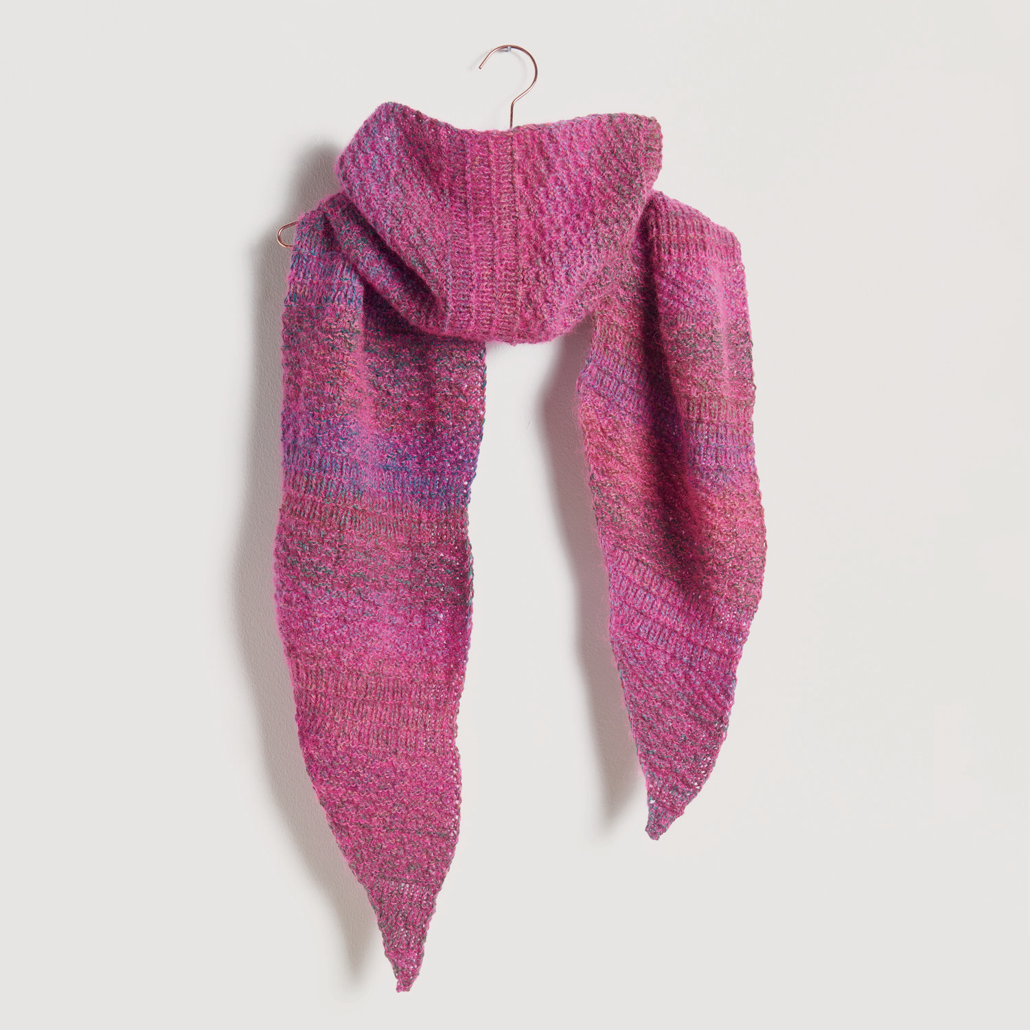 Pinkes Dreieckstuch auf grauem Hintergrund – zum Strickset