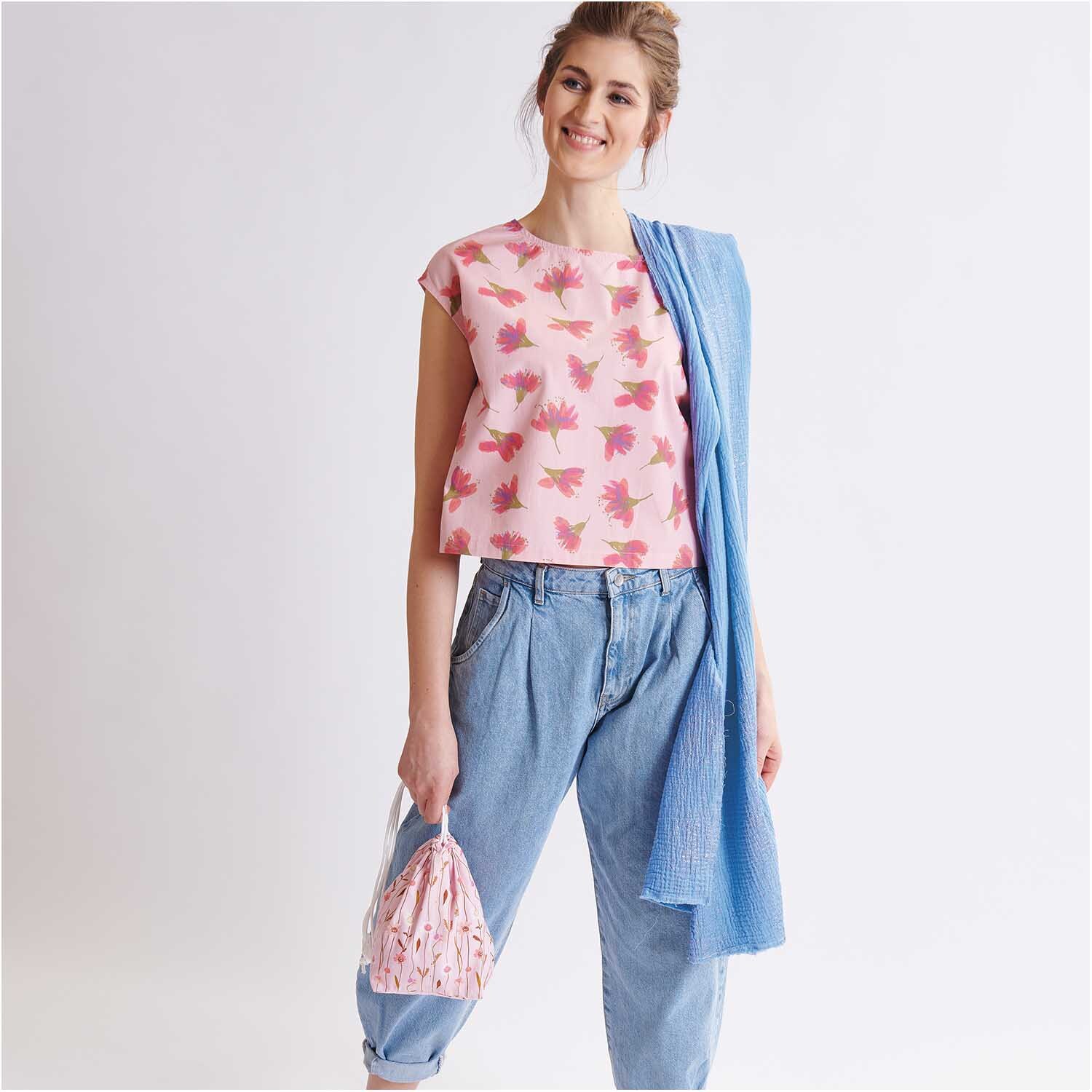 Meterware Krinkelmusselin azur Hot Foil: Frau in lässigem Outfit mit blauem Schal und rosa Oberteil mit Blumenmuster.