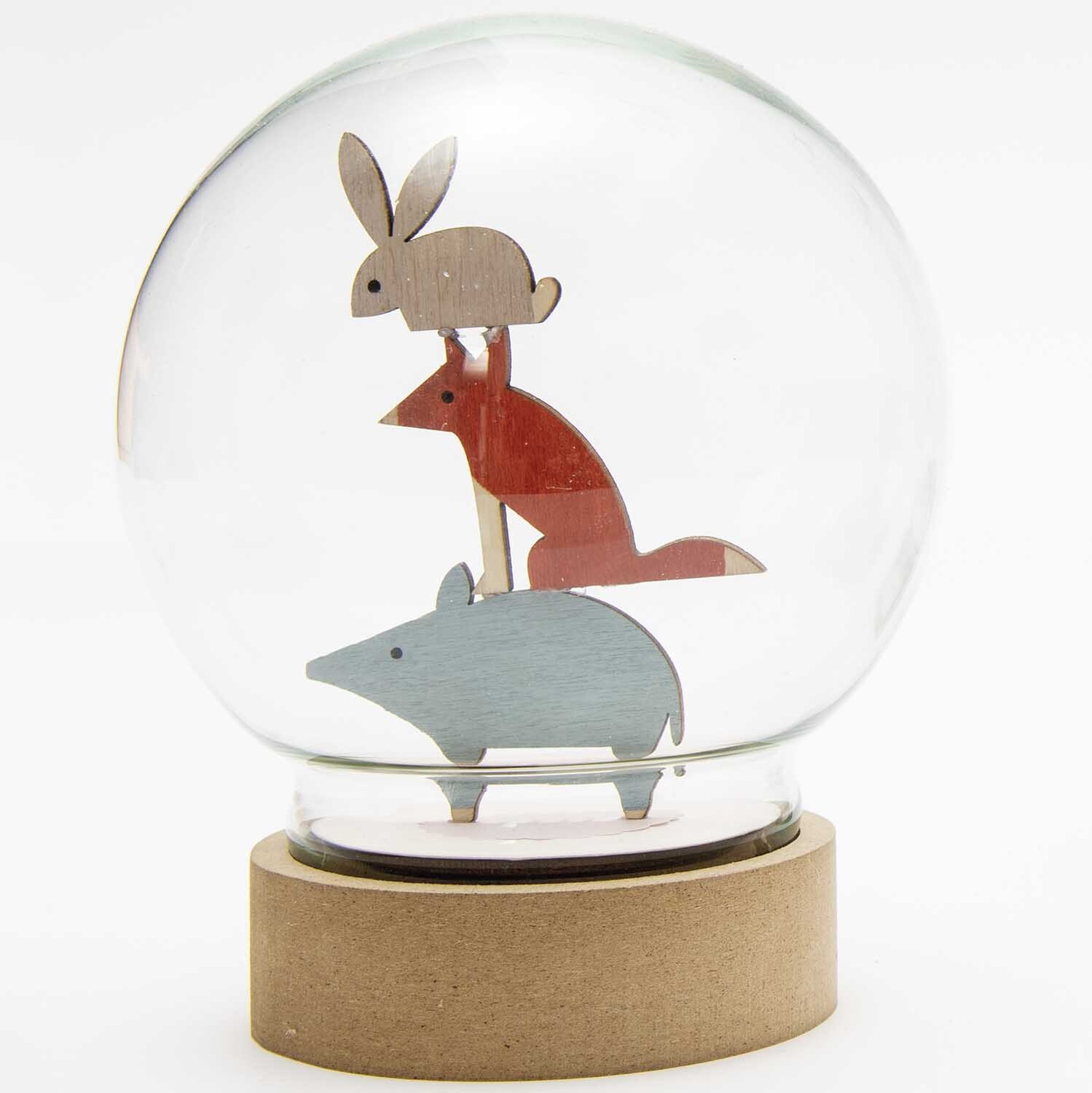 Holzdeko-Set Waldtiere klein: Eine Glaskugel mit gestapelten Holzfiguren von Hase, Fuchs und Bär. Marke: Rico Design.