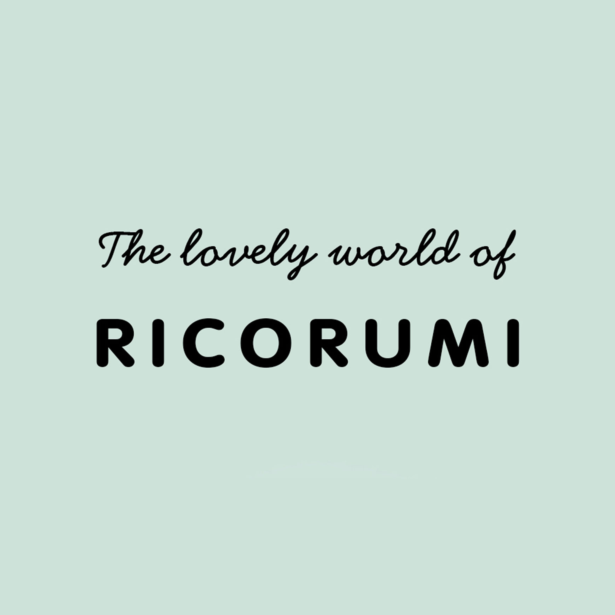 Ricorumi Slogan "The lovely world of Ricorumi" steht auf grünem Hintergrund