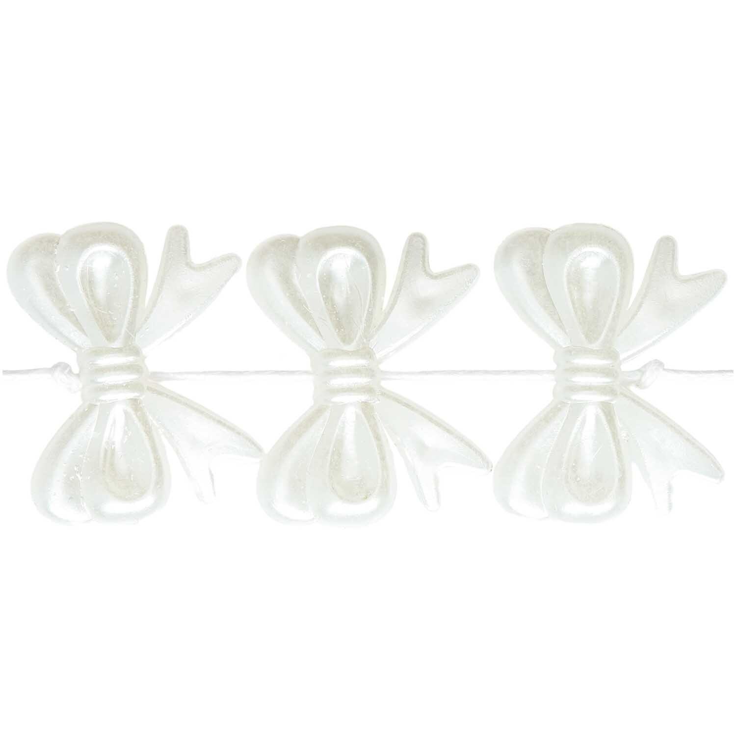 itoshii Schleifen Perlen Perlweiß von Rico Design, 23x29x6mm, 6 Stück. Drei perlweiße Schleifenperlen aufgereiht.