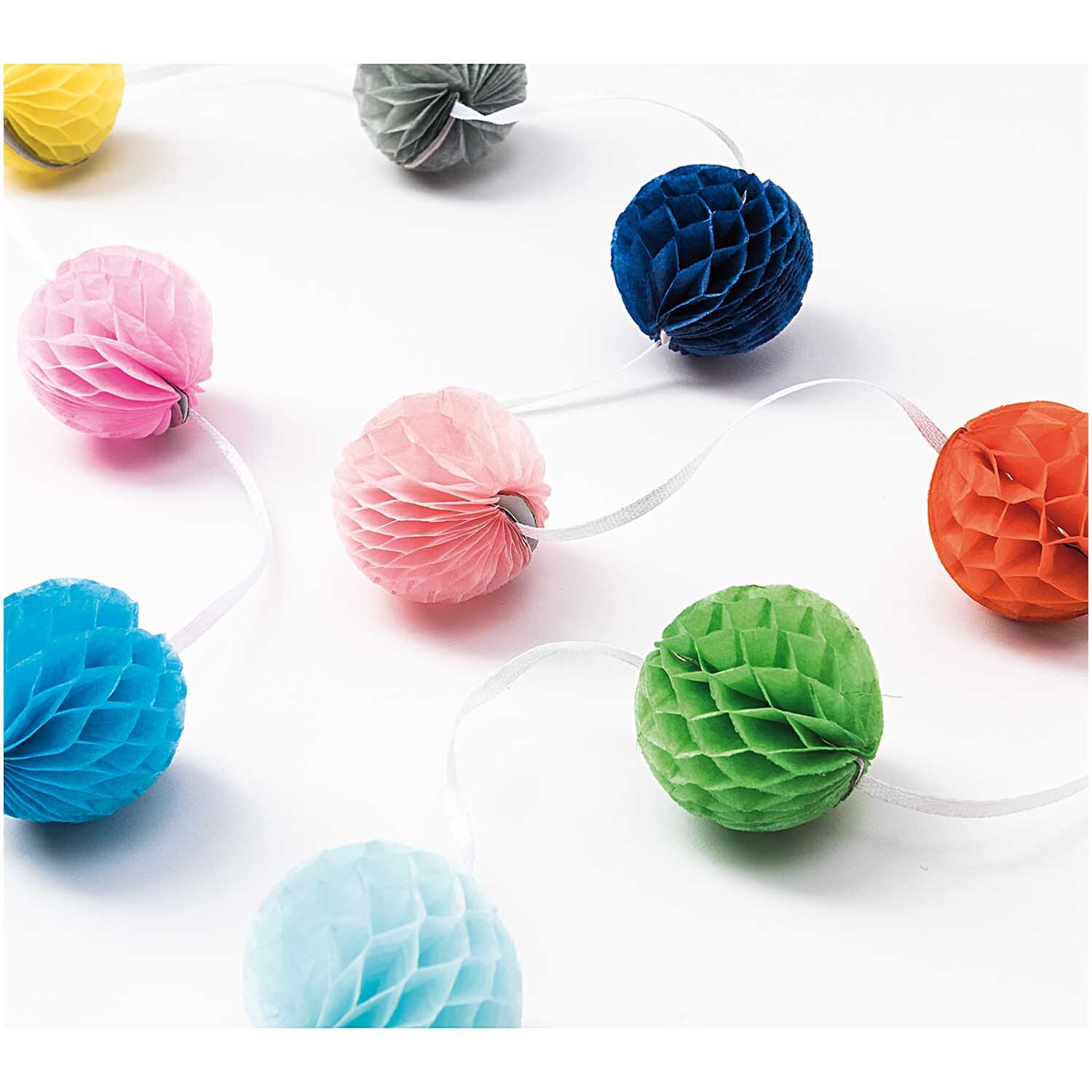 Mini-Wabenballgirlande 2m von Rico Design mit bunten, hängenden Wabenbällen in verschiedenen Farben.