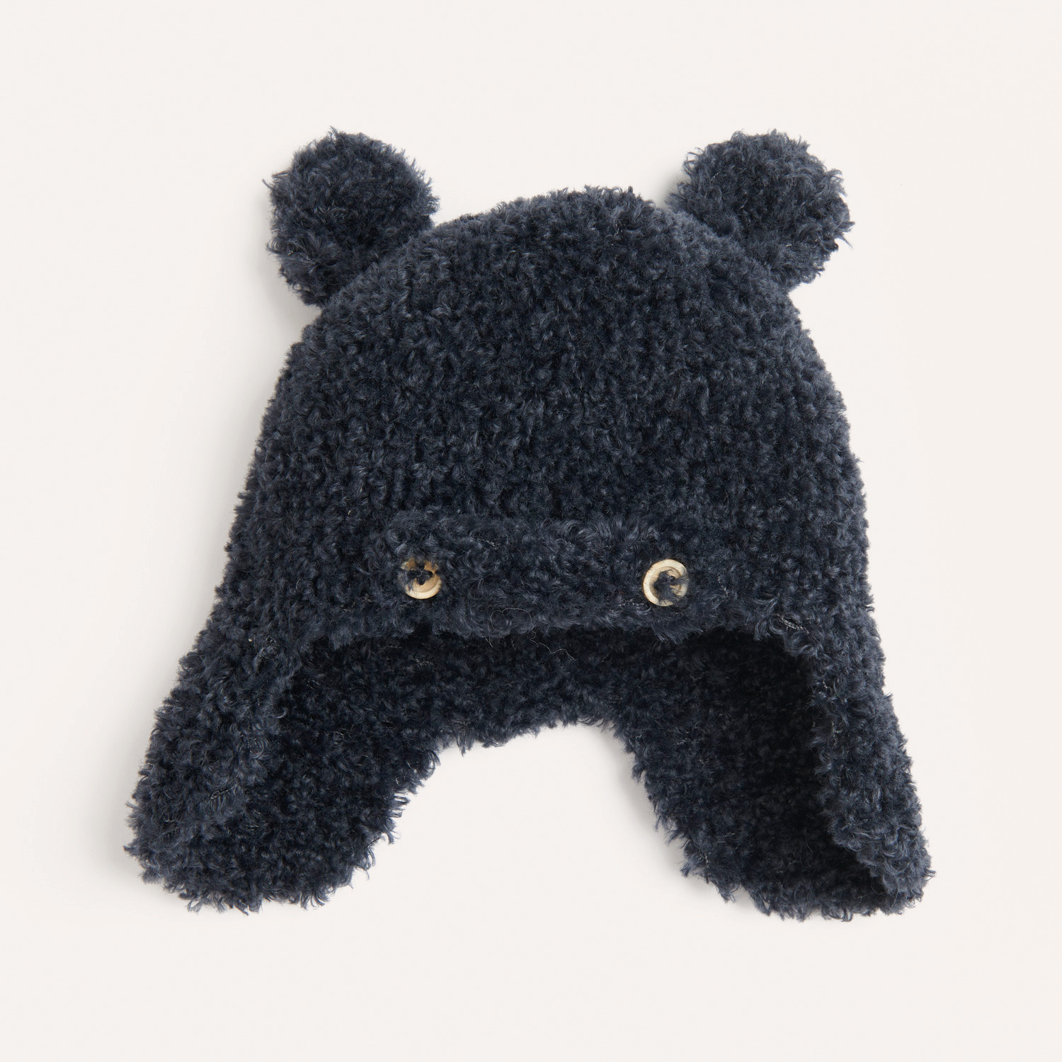 Strickset Mütze Modell 21: Flauschige, dunkelblaue Babymütze mit Ohren und Knopfdetails. Ideal für kalte Tage.