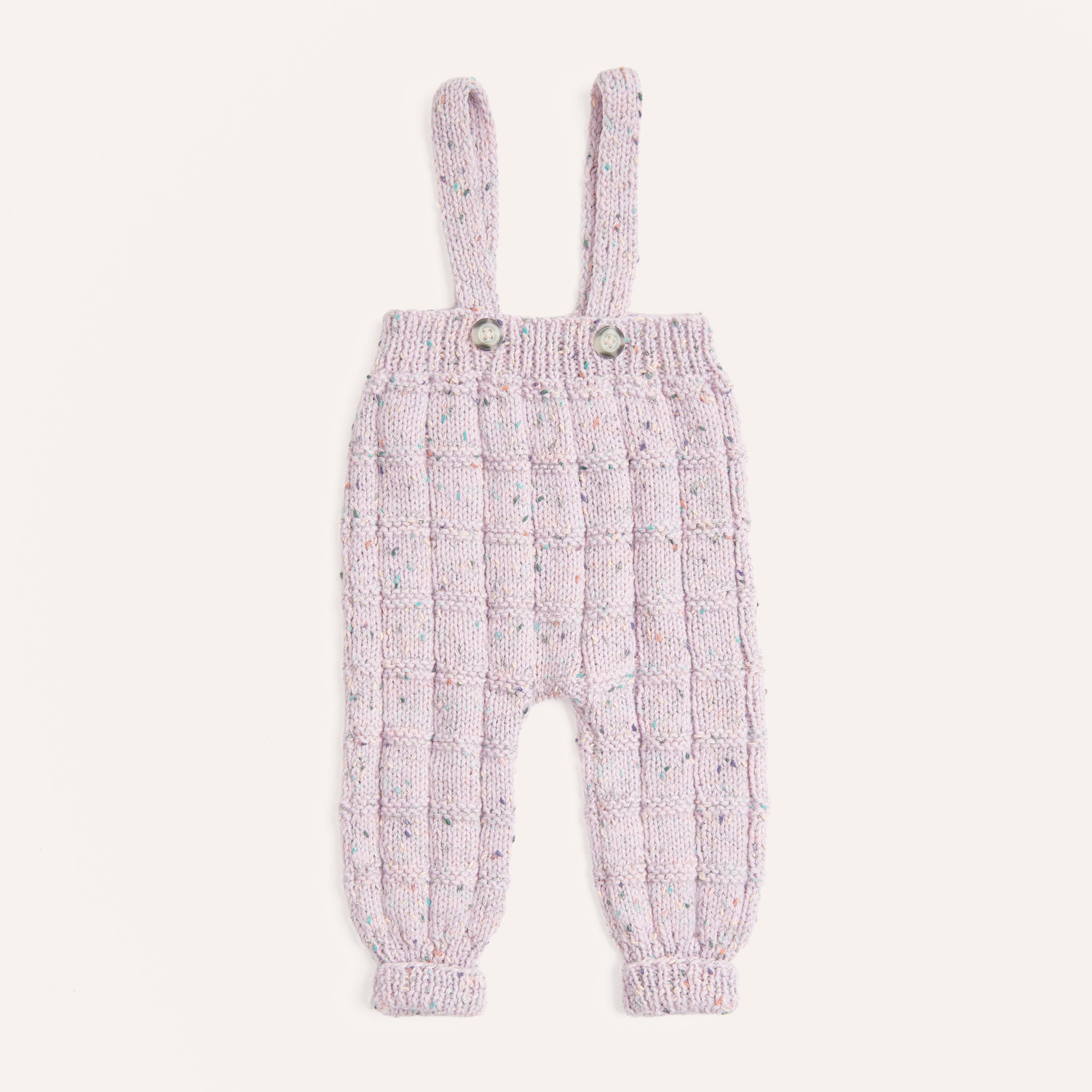Strickset Hose Modell 07: Weiche, pastellfarbene Babyhose mit Trägern und Knöpfen, ideal für Komfort und Stil.