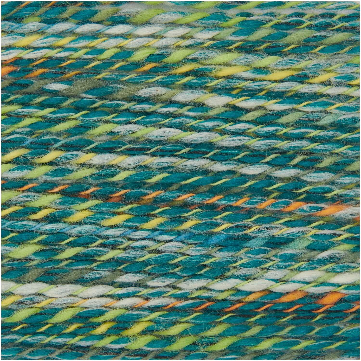 Creative Lazy Hazy Summer Cotton dk: Nahaufnahme von mehrfarbigem Garn in Smaragd von Rico Design, 50g 145m. Ideal für Strickprojekte.