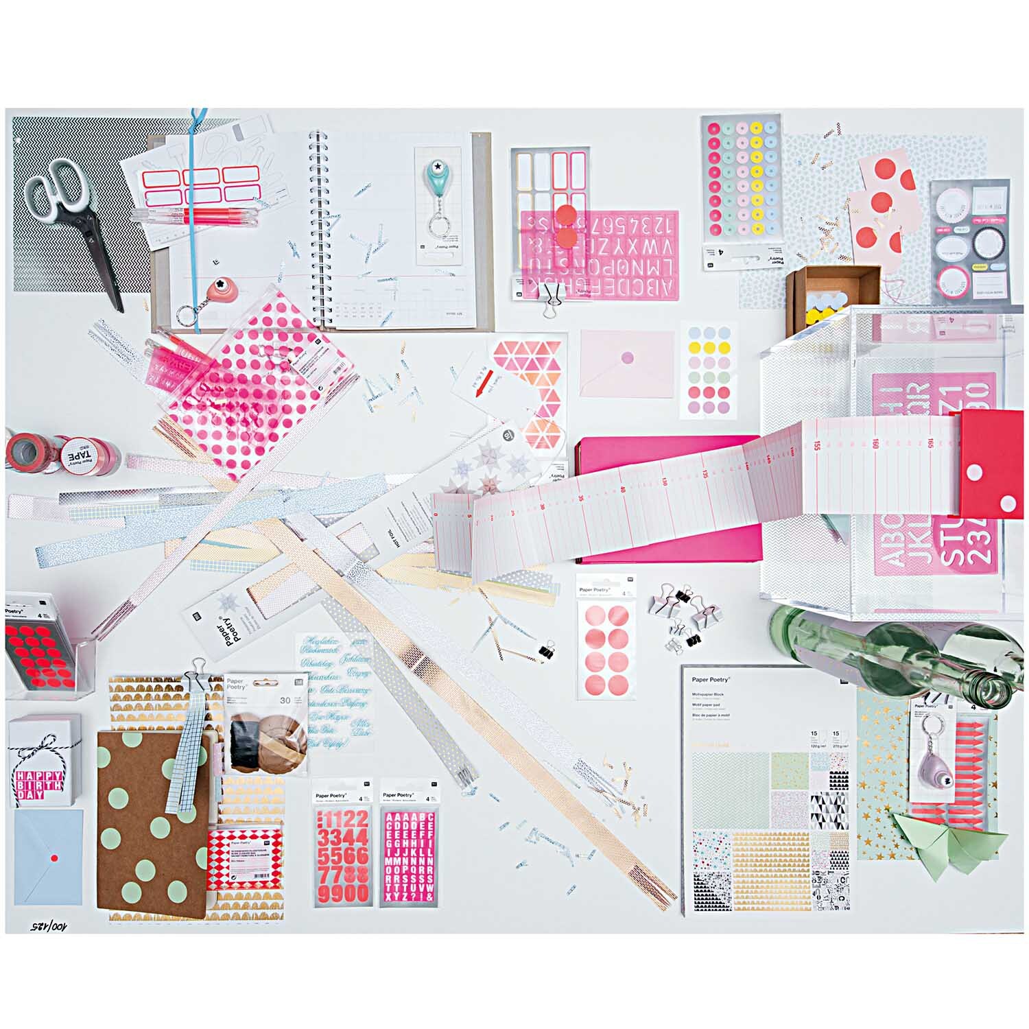 Paper Poetry Foldback Klammern in einem kreativen Bastel-Set mit bunten Papieren und Werkzeugen.