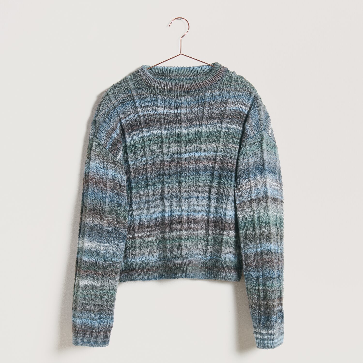 Strickset Pullover Modell 26 aus Die Neue Masche No. 10, gestreift in Blau- und Grautönen, auf einem Kleiderbügel vor neutralem Hintergrund.