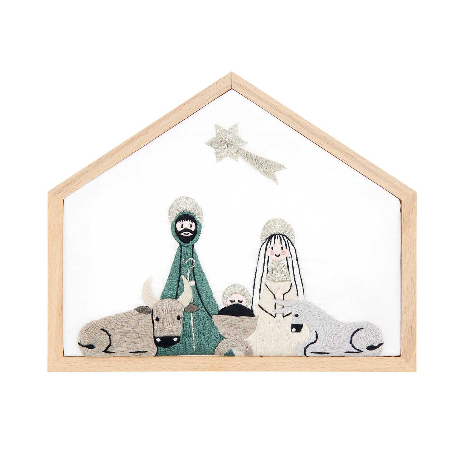 Stickpackung Krippe klein vorgezeichnet 20x16,5cm zeigt eine stilisierte Krippenszene mit Figuren und Tieren in einem Holzrahmen.