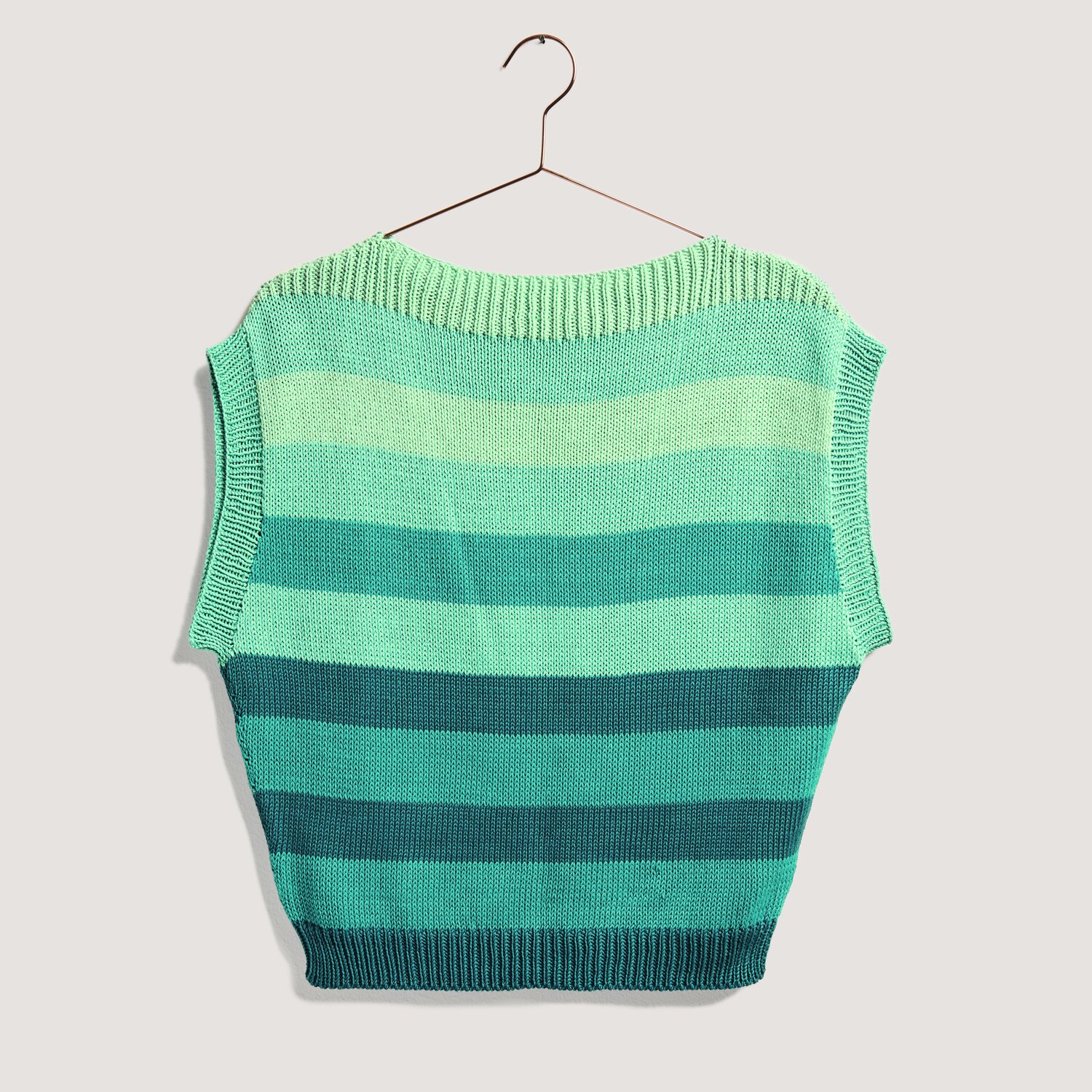 Strickset Pullunder Modell 04b aus Lovewool No. 20 zeigt einen gestreiften Pullunder in Grüntönen.