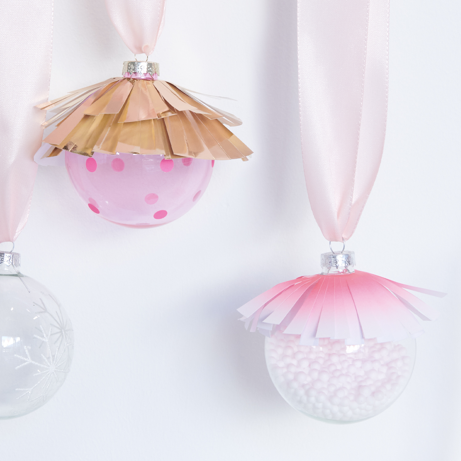 Bastelanleitung Christbaumkugeln mit Neon Details von Rico Design