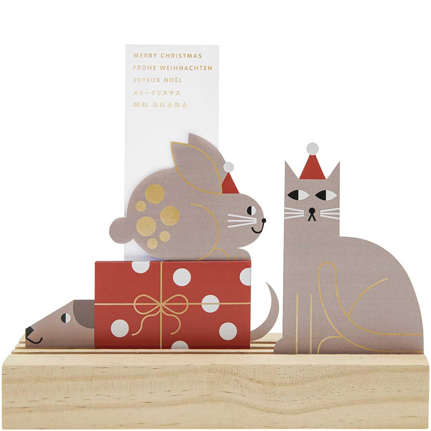 Paper Poetry Postkartendeko-Set Tiere 4 Stück: Niedliche Tierfiguren auf Holzsockel mit roten Geschenken, ideal für festliche Dekorationen.