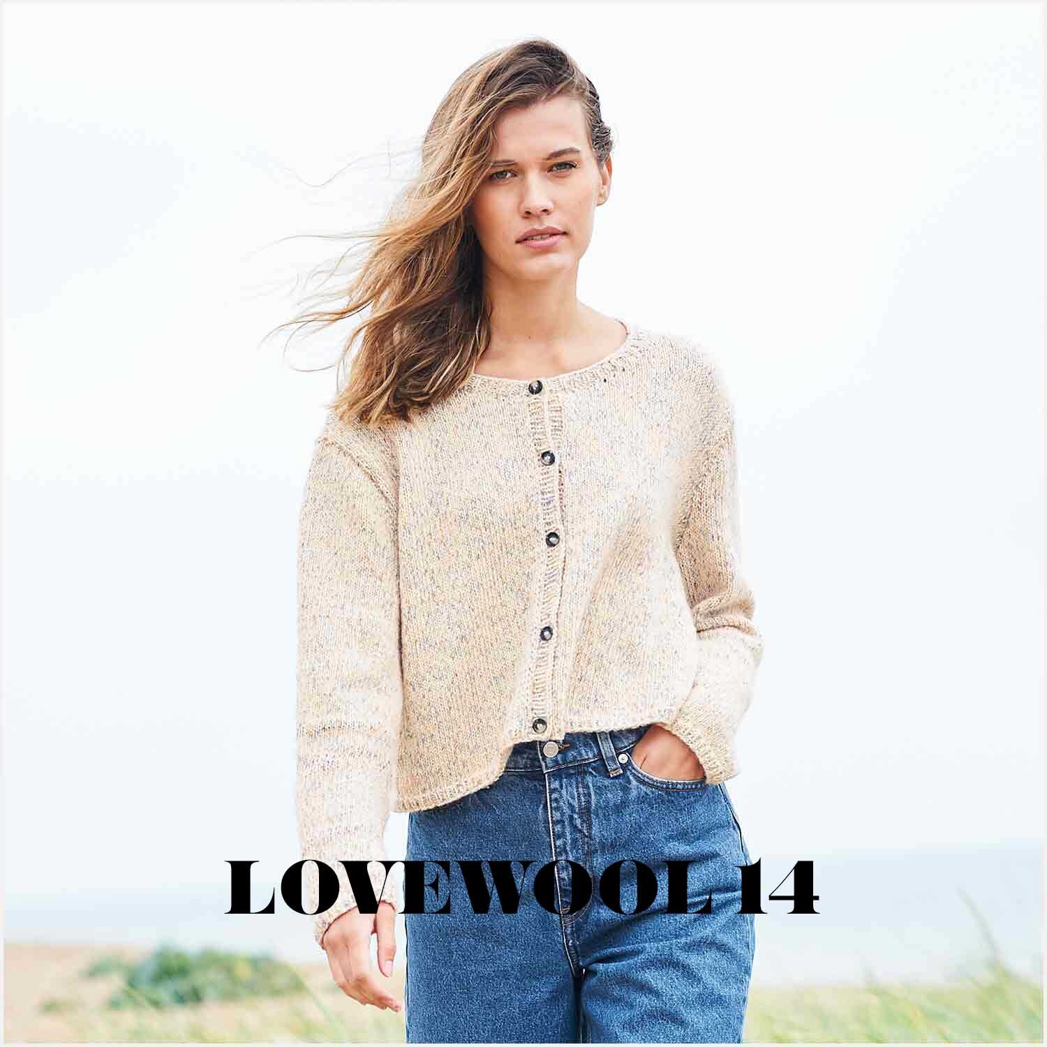 Creative Cotton Flecky Fleece dk: Frau in beigem Strickcardigan von Rico Design, Retro-Stil, am Strand.