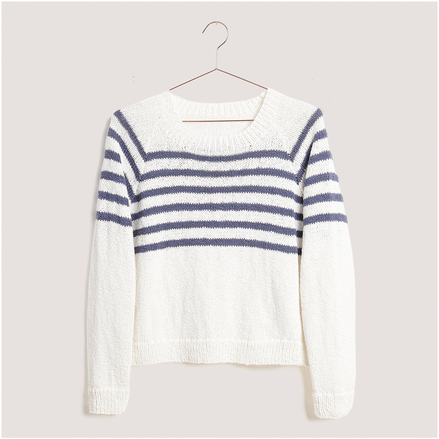 Strickset Pullover Modell 15 aus Lovewool Nr. 18, weiß mit blauen Streifen, auf einem Kleiderbügel.
