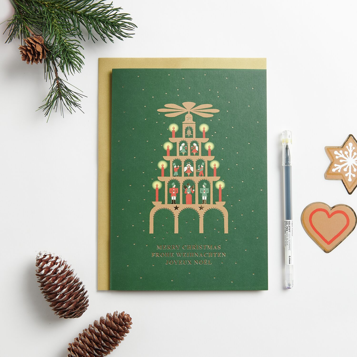 Kartenset Weihnachtspyramide A5: Grünes Design mit goldenen Akzenten, 16-teilig, ideal für festliche Grüße.
