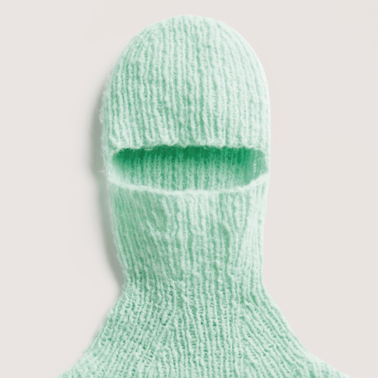 Made by Me No. 21 Herbst-Winter: Mintfarbene gestrickte Sturmhaube aus weicher Baby Alpaka-Wolle, ideal für kalte Tage.