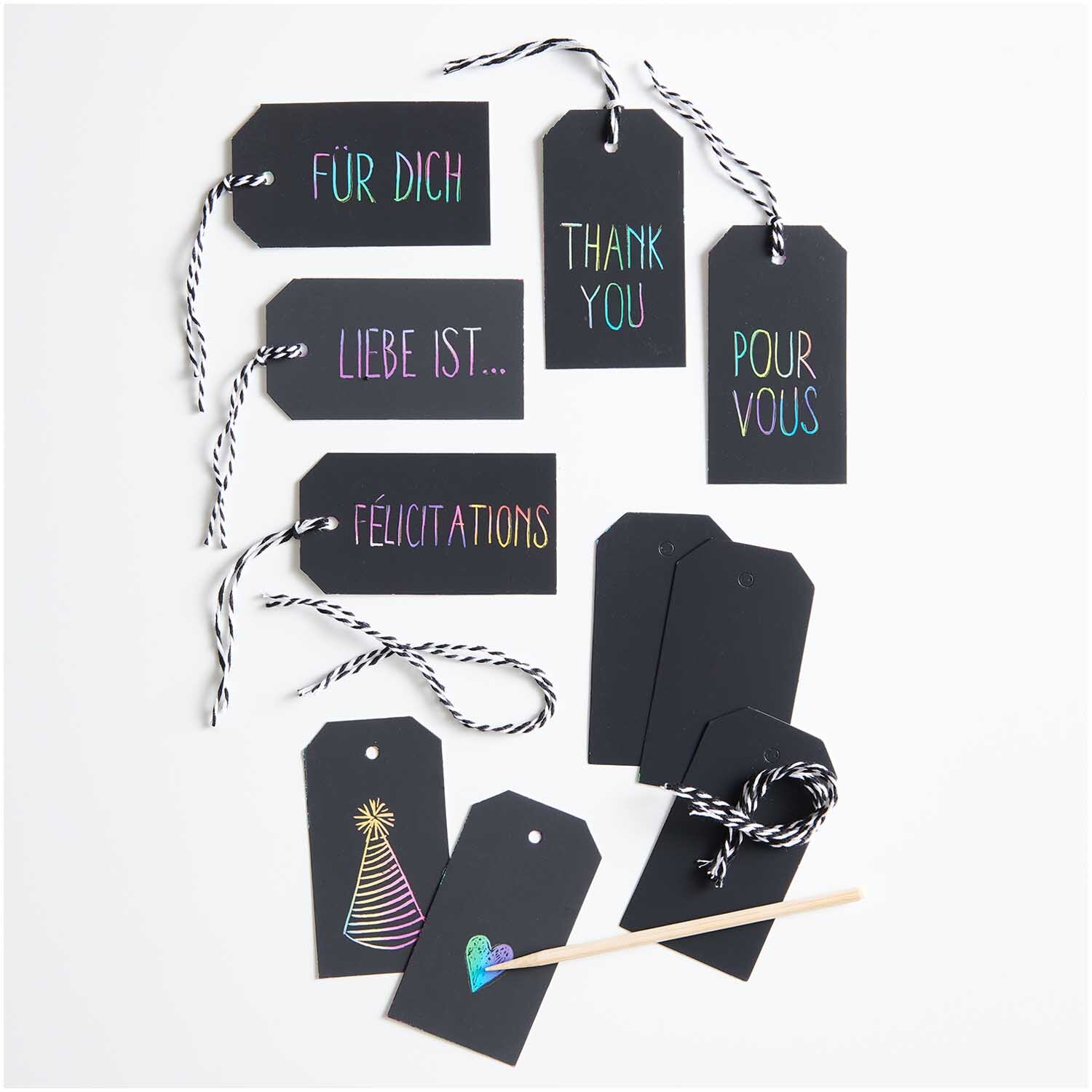 Paper Poetry Holzkratzer Set mit Anspitzer, bunte Kratzbilder auf schwarzen Anhängern von Rico Design.