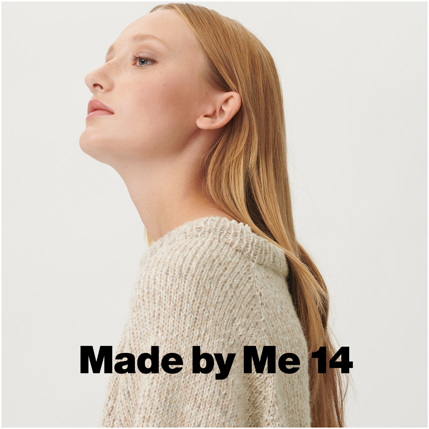 Creative Sport dk: Frau in cremefarbenem Strickpullover von Rico Design, seitlich betrachtet.
